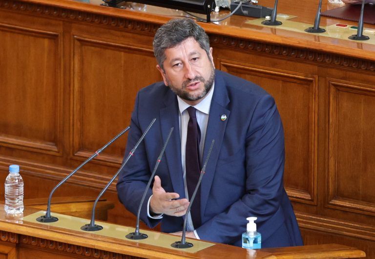Първи ден на 46-ия парламент: Кабинет до 15 дни и полуобща снимка