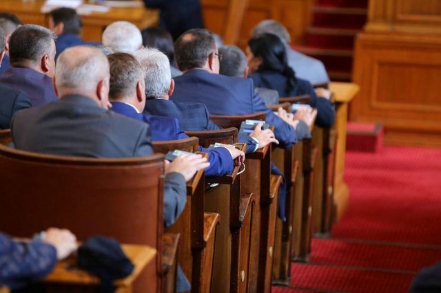 Депутати обсъждат предложението за 1 лев партийна субсидия