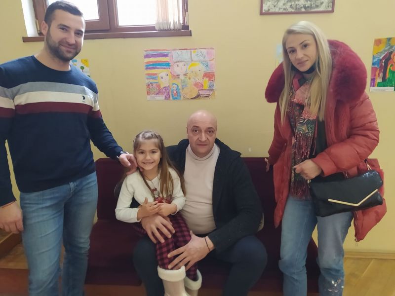 Малката художничка Крисия Митрева посети Община Котел