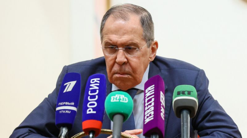 Лавров нарече „скандално” затварянето на въздушното пространство за неговия самолет от три държави