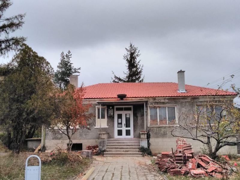 Отремонтираха покривите на здравната служба и пощата в село Градско