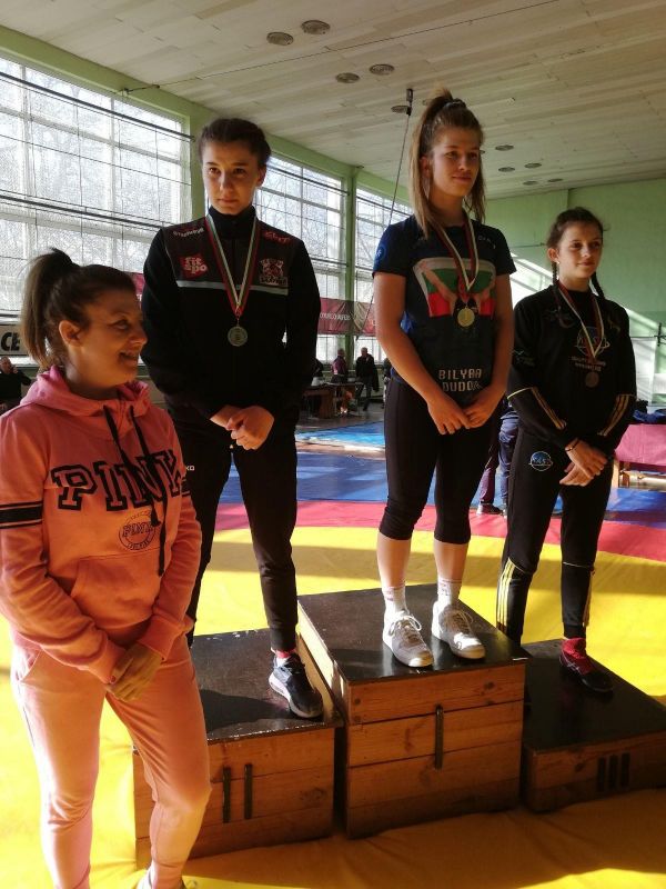 Злато и два сребърни медала от държавното лично първенство по борба за кадетки за СК 