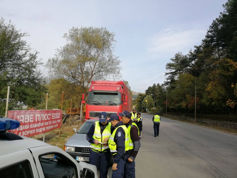 Над 600 автобуси и товарни автомобили са проверени при специализирана операция в Сливенско