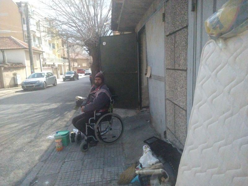 Община Сливен е настанявала в общинско жилище и в социален дом мъжа, който пострада при падане в шахта