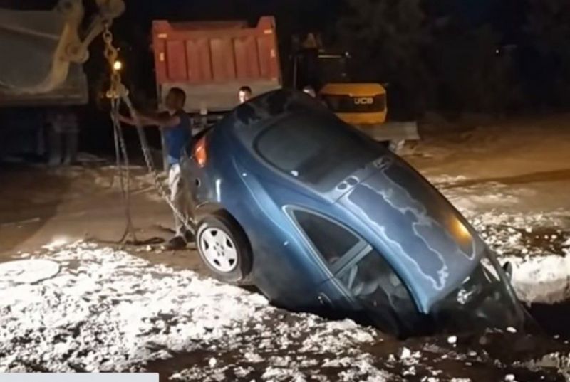 Автомобил падна в изкоп от водния цикъл на Пловдив