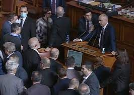  Депутатите на ПП, БСП и ГЕРБ почти стигнаха до физически сблъсък в парламента след ареста на Борисов