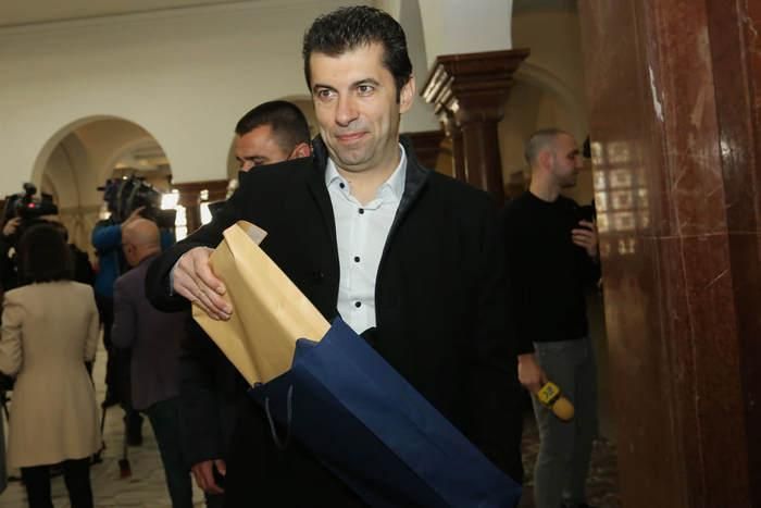 Кирил Петков занесе 19 имена на прокуратурата.