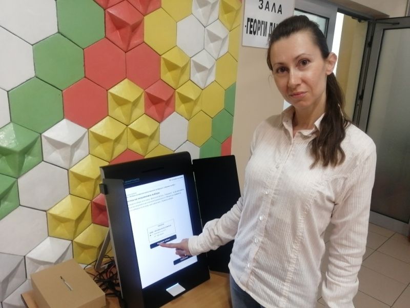 Машини за пробно гласуване вече са поставени в областната администрация и общината в Сливен