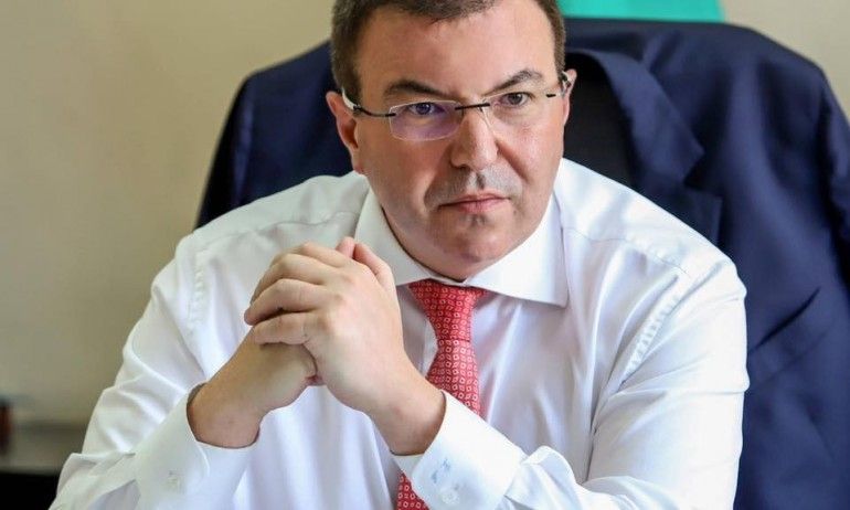 Проф. Ангелов: Вместо да почива на „Албена“, здравният министър можеше да вземе адекватни решения