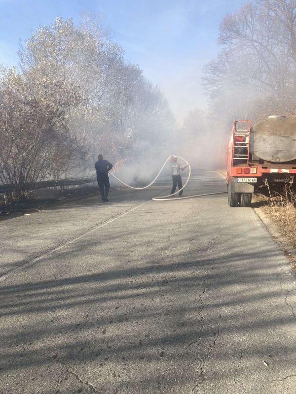 Доброволци помогнаха за ликвидирането на пожар край Стара река