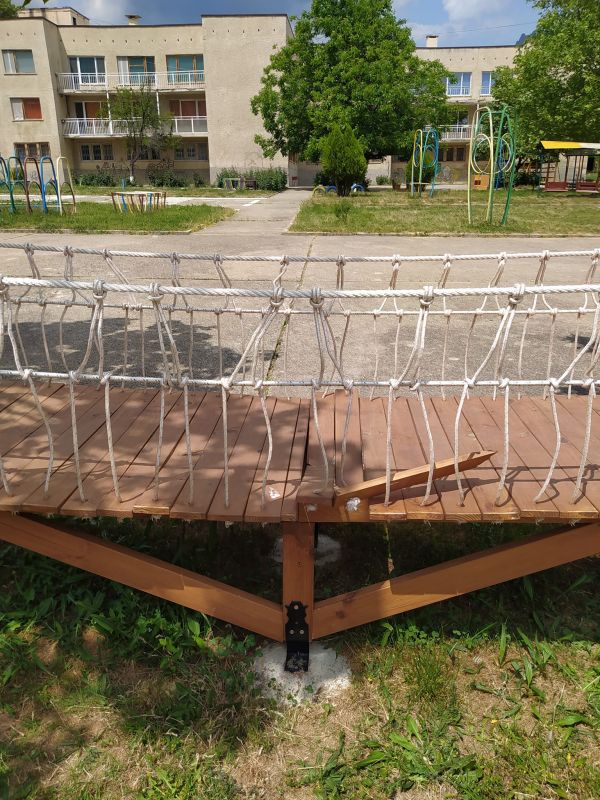 Повредиха дървени съоръжения в двора на детска градина в Сливен