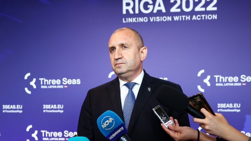 Радев: Не мога да приема открити призиви към политическо номадство