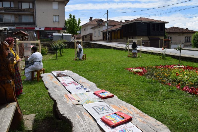 Котел за втора година се включва със събитие по повод Световния ден на плетенето на открито