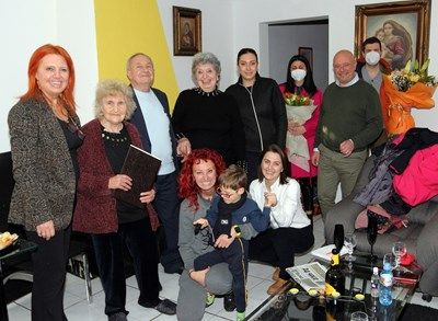 Юбилярката с внучката Силвия, сина си Костадин, снахата Здравка, правнучката Карина