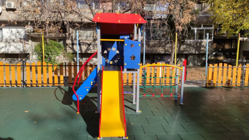 Община Сливен обнови детска площадка в квартал „Дружба“