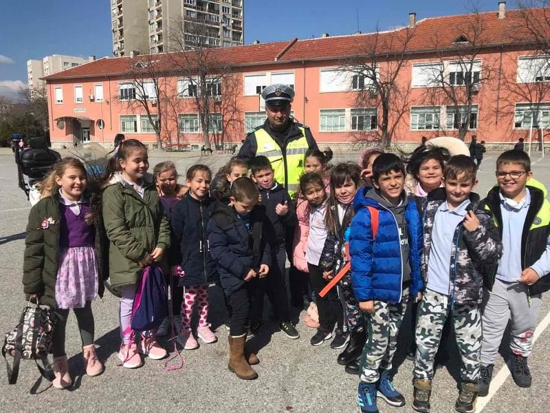 Пътни полицаи запознаха първокласниците от ОУ „Димитър Петров”с правилата за движение