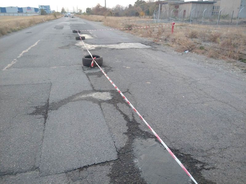 Читатели сигнализират: Пълнят дупки с пясък и цимент по улица в Индустриалната зона на Сливен