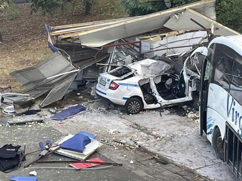 Автобус с мигранти блъсна патрулка в Бургас, има загинали полицаи