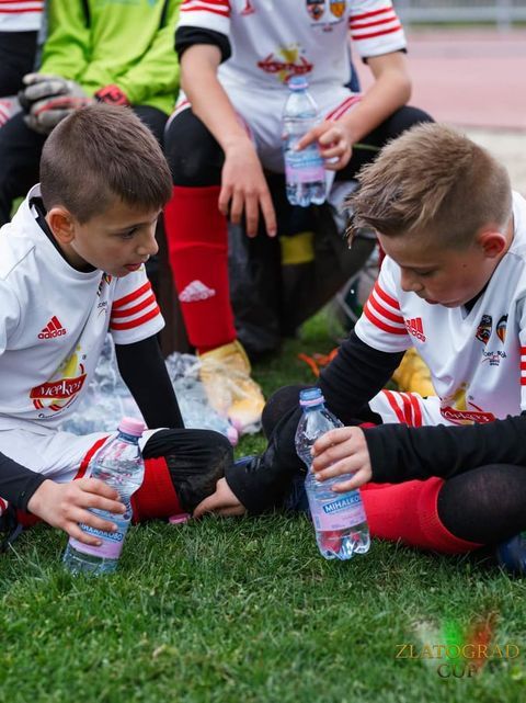 Млади футболни надежди утоляваха жаждата с вода