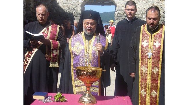 Божи знак: Внезапно се отдръпна водата над потопената черква в Жребчево