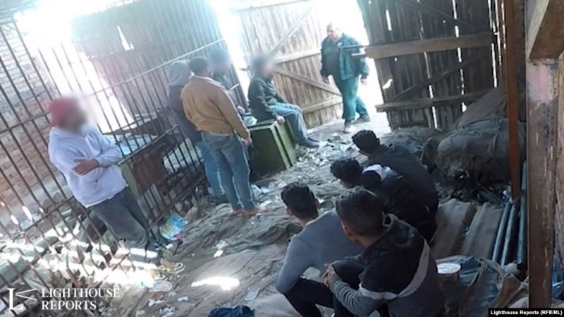 Ново журналистическо разследване: Български гранични полицаи затварят незаконно бежанци в барака (ВИДЕО)