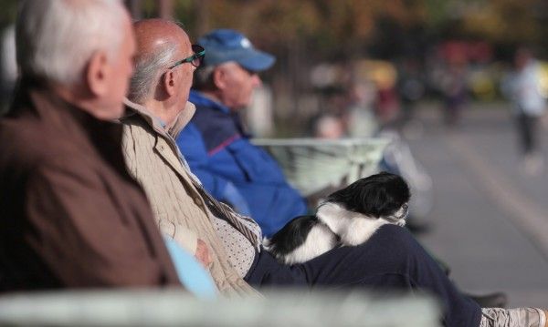 Сигнали за струпване на възрастни хора в Сливен