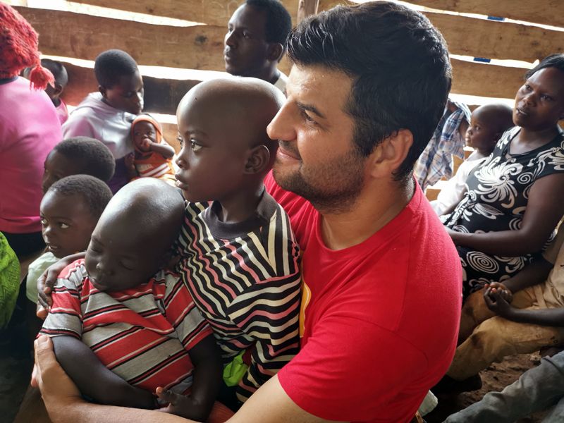 Чичо Дан – българинът, който стана баща на 400 африканчета