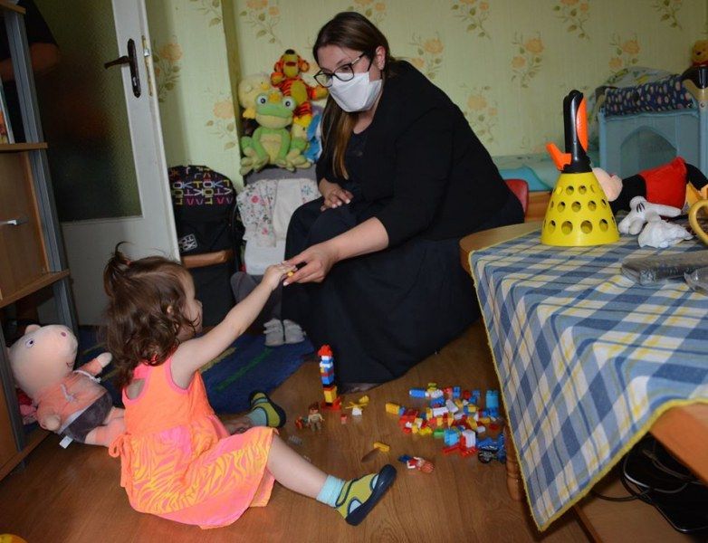 Никой роднина не иска да се грижи за битото момиченце в Перник