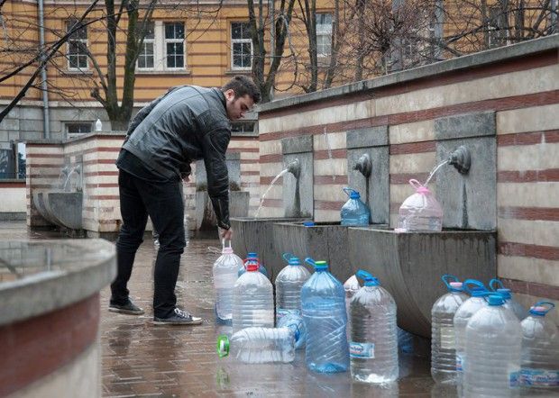 Минерална вода потича от чешмата