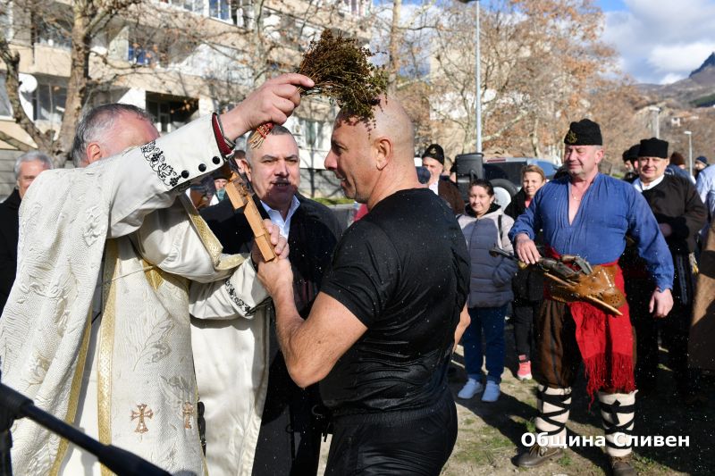 Юсеин Шакиров извади кръста на Богоявление в Сливен