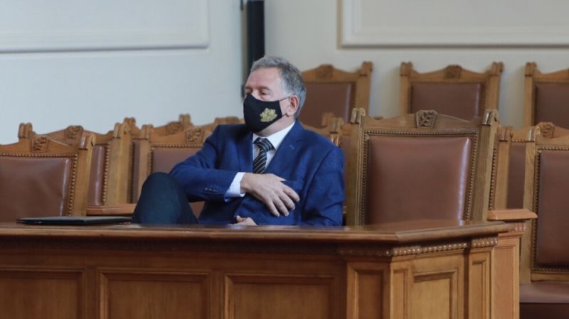 Даряването на ваксини на AstraZeneca скара здравния министър и ГЕРБ
