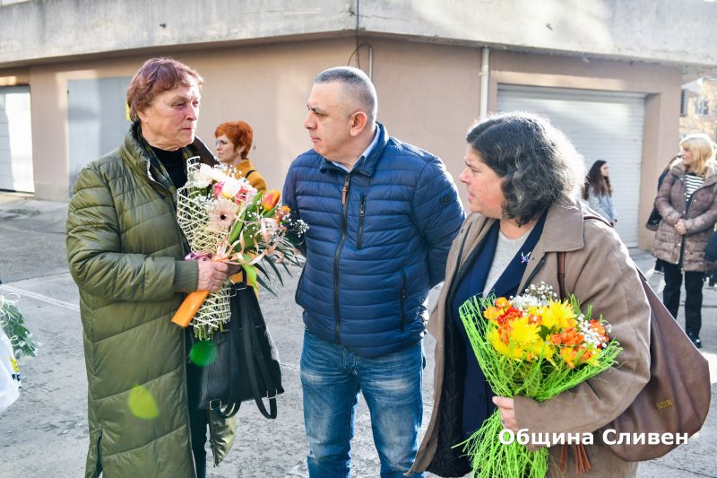 Кметът Стефан Радев и ученици от хуманитарната гимназия в Сливен поднесоха цветя пред паметната плоча на Дамян Дамянов