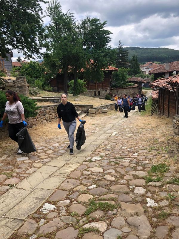 Близо сто жители на Котел се включиха в почистване на града