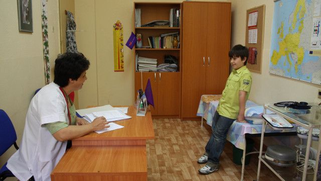 Освобождават ученици от присъствена форма и при диабет и хипертония на родител 