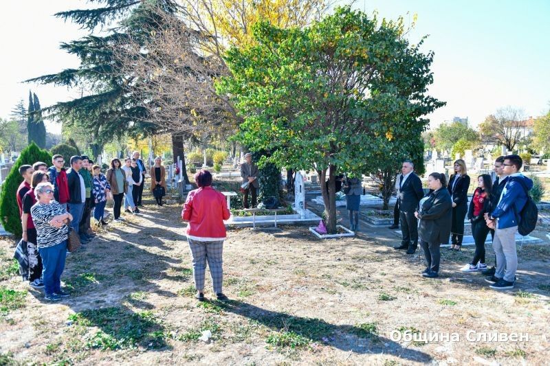 По повод Деня на народните будители в Сливен се извърши поклонение пред лобното място на видни сливенци