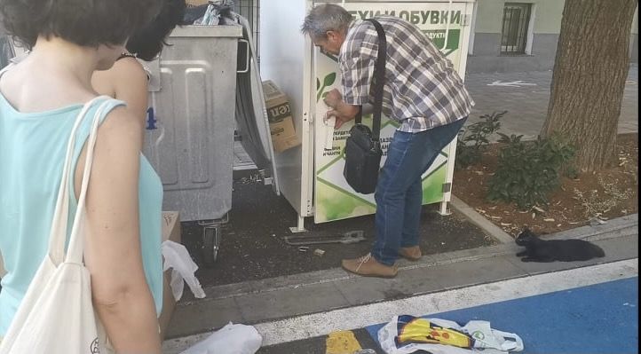 Брутална жестокост: Изхвърлиха новородени котета в контейнер за дрехи в центъра на Сливен