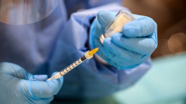 Мобилният ваксинационен кабинет пред „Била“ в Сливен отново ще работи в събота и неделя
