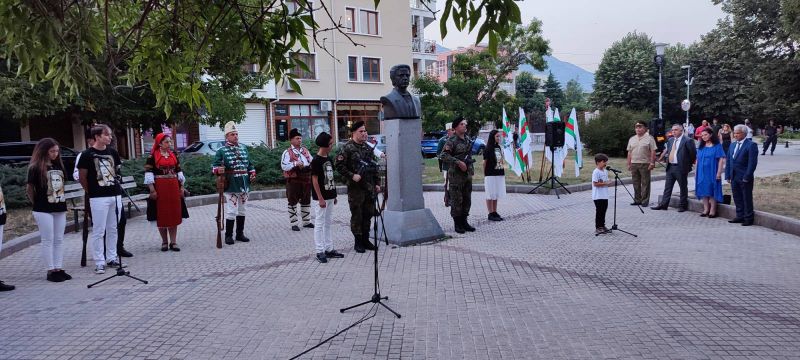 Деца от театралната студия към Военния клуб развълнуваха сливенци на честването на Левски