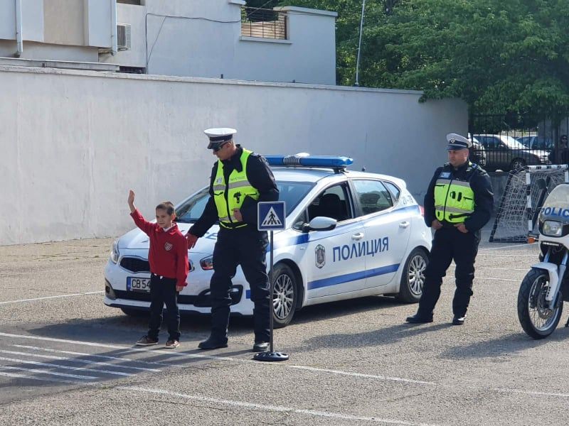 Пътна полиция в Сливен обучава малчуганите по безопасно поведени на пътя