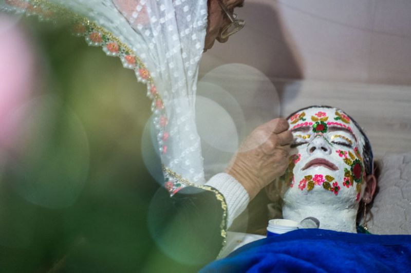 Пищна сватба по стар обичай в родопското село Рибново привлече вниманието на агенция „Франс Прес“