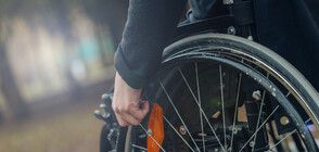 Защо държавата отказа инвалидна рампа в блок с две жени с увреждания?