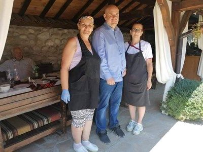 Главният прокурор Иван Гешев, заедно със свои роднини в Годлево, снимка:ПРБ/архив
