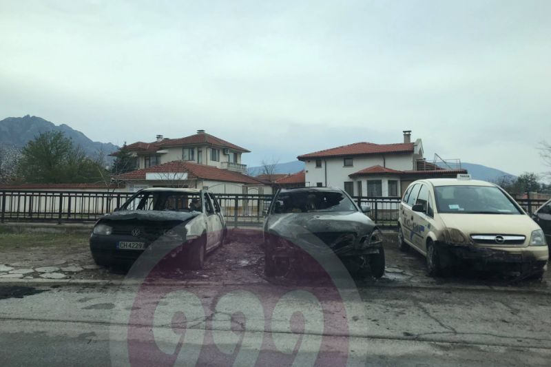 Няколко коли горяха в сливенския квартал 'Дружба' снощи