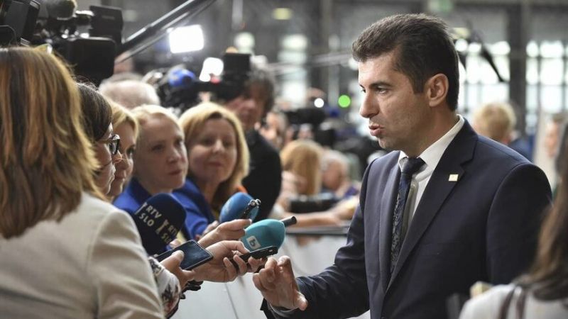 Петков от Брюксел: България ще купува руски петрол до декември 2024 г.