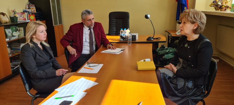 Областният управител Веселин Вълчев, заместничката му Пепа Генчева и регионалният координатор Майя Грозданова.