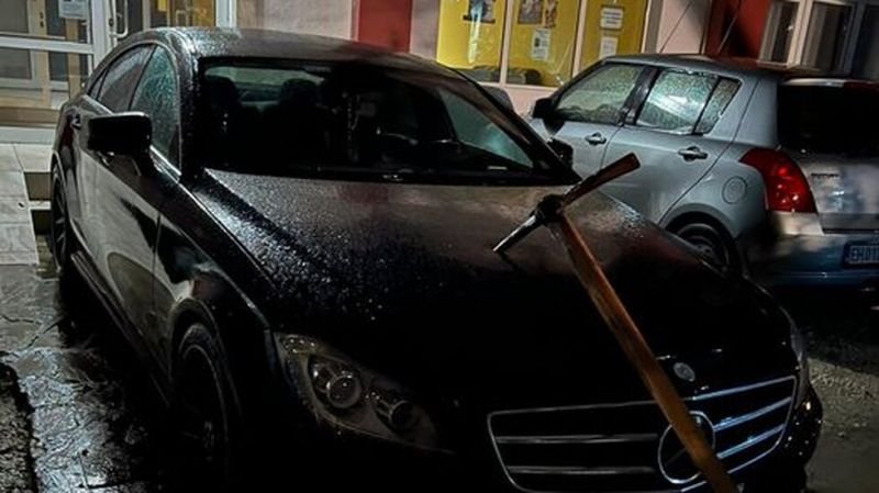 Забиха кирка в колата на общински съветник от „Възраждане”