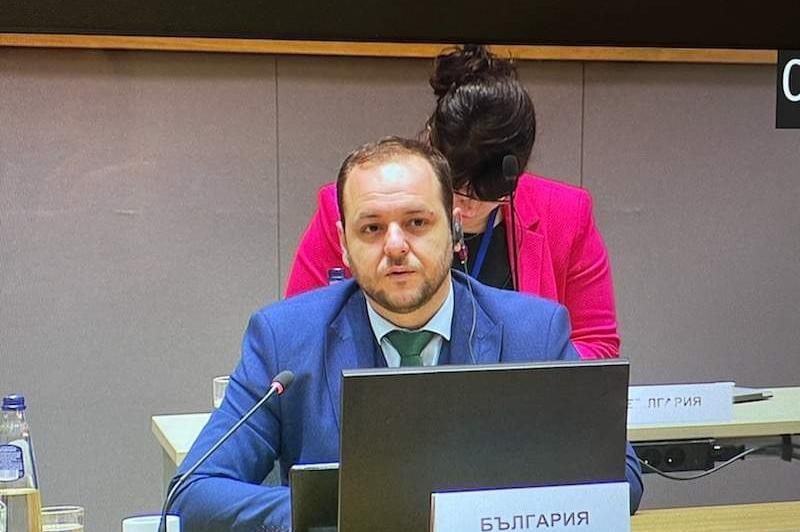 Вицепремиерът Борислав Сандов активно защити българската мусака и даде още някои съвети. Снимка БТА