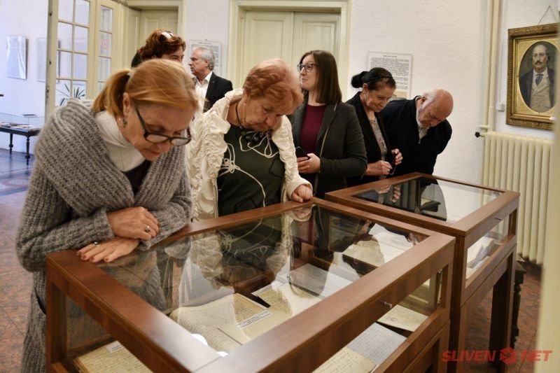 В РБ „Сава Доброплодни“-Сливен бе открита документалната изложба посветена на 200г. от рождението на Добри Чинтулов