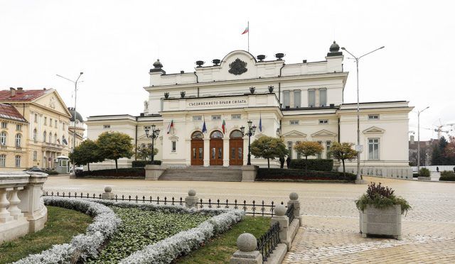 Отхвърлиха предложението да се влиза в парламента със зелен сертификат