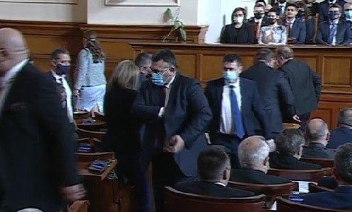 Депутатите от ГЕРБ напуснаха пленарната зала по време на речта на Радев